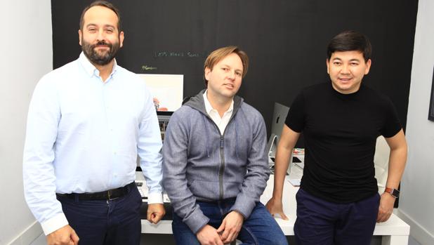 De izquierda a derecha, Adrián Martínez, Ryan Stanley y Erlan Seisem, fundadores de Bloombees