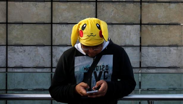 Una persona juega a Pokémon GO por las calles de la capital de México