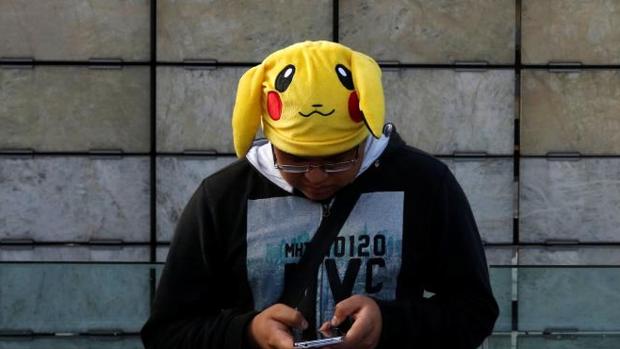 Un hombre caracterizado de Pokémon en una ciudad de México
