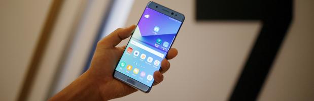 Cartel de advertencia sobre la prohibición de acceder al avión con smartphones Samsung Galaxy Note 7