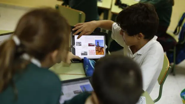 Alumnos utilizando un iPad en clase