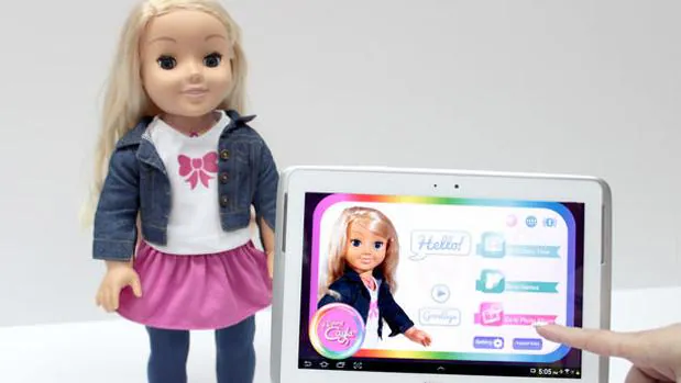 Cayla, que se maneja a través de una «app» disponible en la Play Store y en App Store, es uno de los muñecos denunciados por la entidad noruega