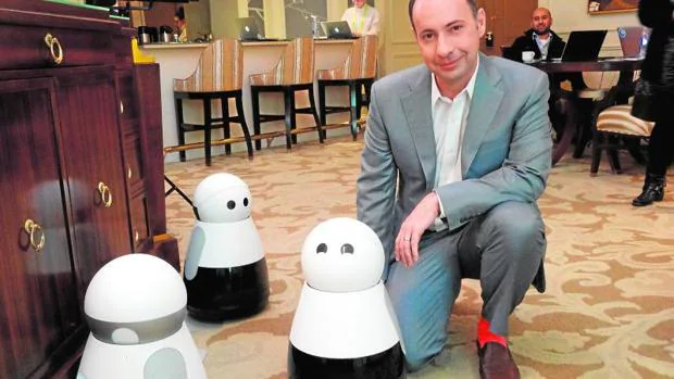 El CEO de Mayfield Robotics, Michael Beebe, posa con su robot Kuri