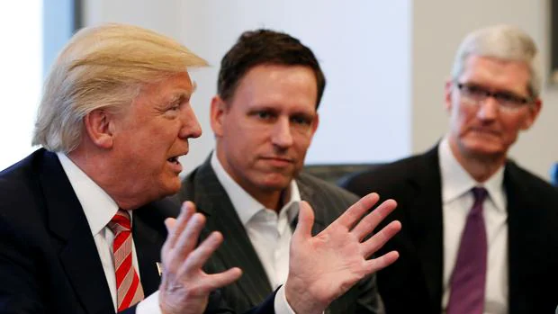 El presidente de EE.UU. Donald Trump, habla con el empresario Peter Thiel y el consejero delegado de Apple, Tim Cook
