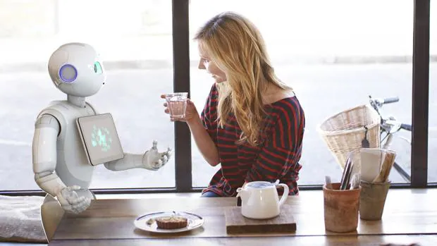 Una mujer conversando con un robot