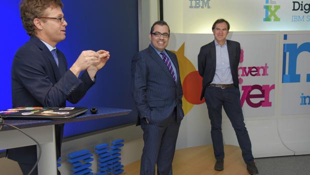 De izquierda a derecha, Luis Reina, Especialista de Datos de IBM; Antonio Pita, reconocido como mejor científico de datos de España en 2016; y Víctor Carralero, director de IBM Analytics