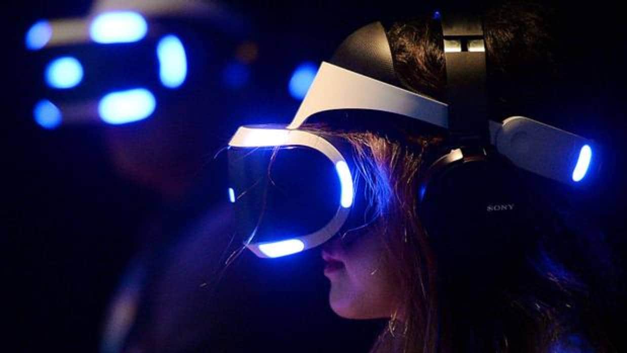 Una mujer prueba las gafas PlayStation VR, de Sony