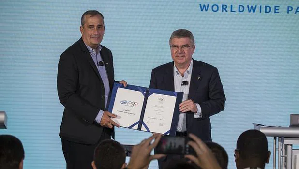 Brian Krzanich, CEO de Intel (izq.) y Thomas Bach, presidente del COI