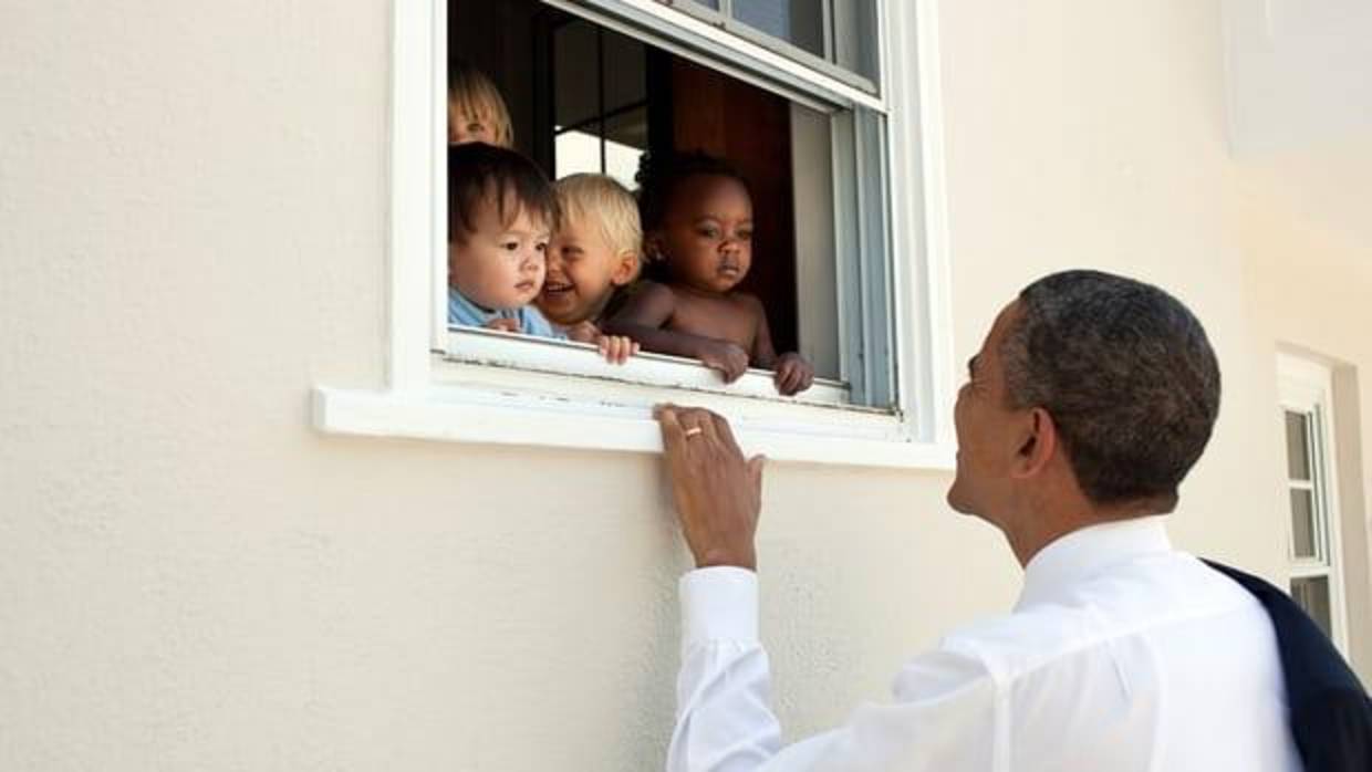 El exdirigente acompañó su tweet con una imagen en la que sale con varios niños de distintas razas asomados a una ventana