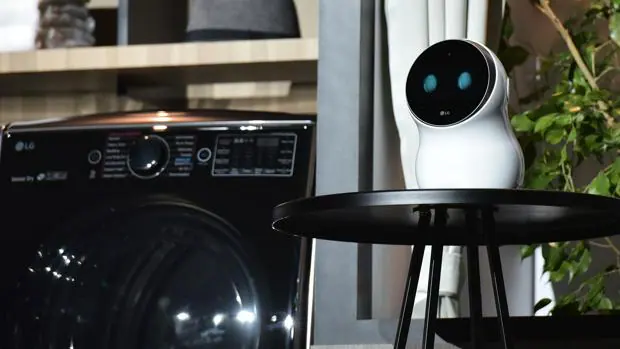 LG presenta en el CES una televisión enrollable y un robot capaz de poner una lavadora