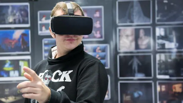 Héctor, que tiene Síndrome de Asperger, con las gafas de realidad virtual de «Cicerón»