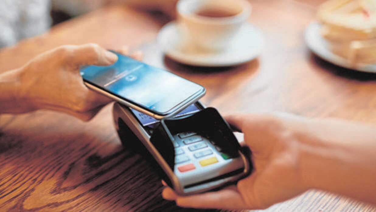 Un smartphone cargando la cuenta a través de la tecnología «contactless»