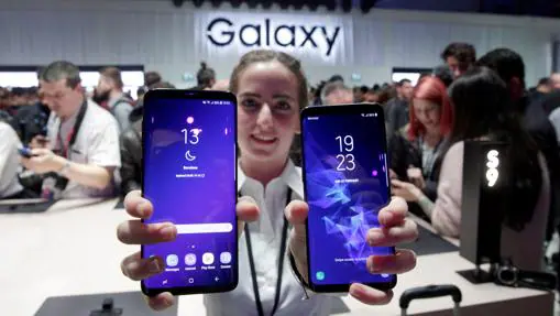 Una animadora muestra los nuevos Samsung S9 y Samsung S9+ (derecha)