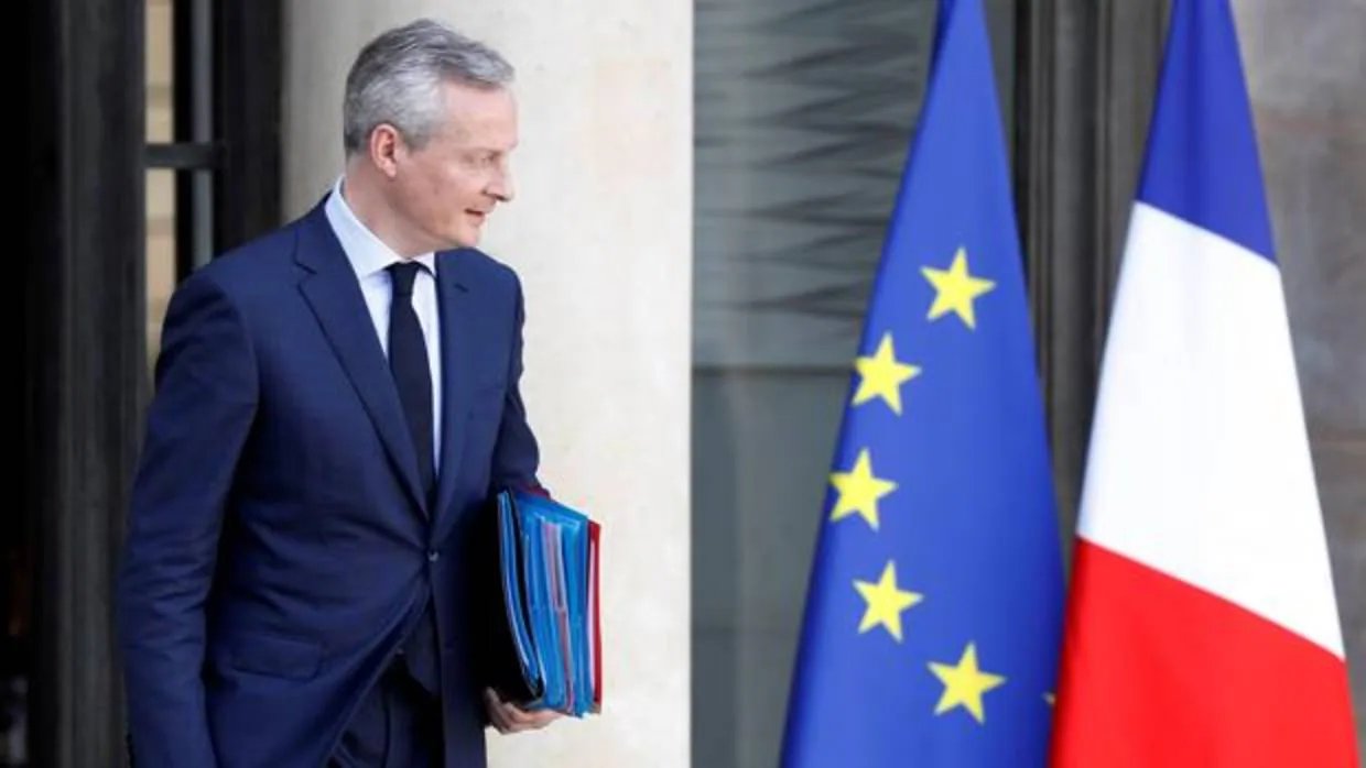 El ministro francés de Economía, Bruno Le Maire, abandona el palacio del Elíseo tras una reunión del Consejo de ministros, en París