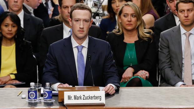Zuckerberg lamenta la fuga de datos, pero defiende el modelo de Facebook