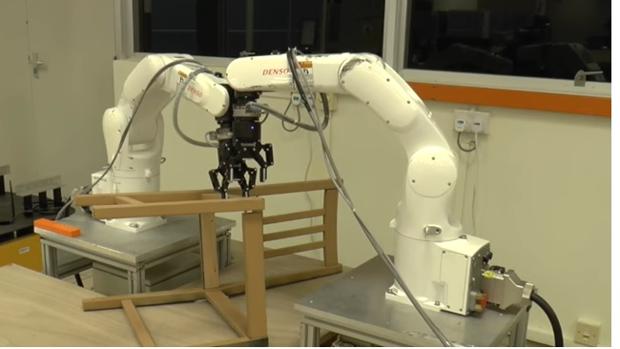 Los robots logran otro desafío: montar una silla de Ikea