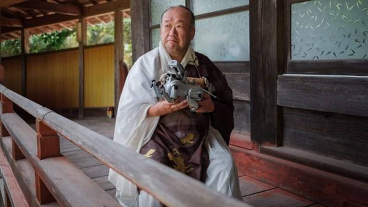 El sacerdote principal del templo de Kofukuji, Bungen Oi, tiene un perro robótico Aibo después de un funeral de robots
