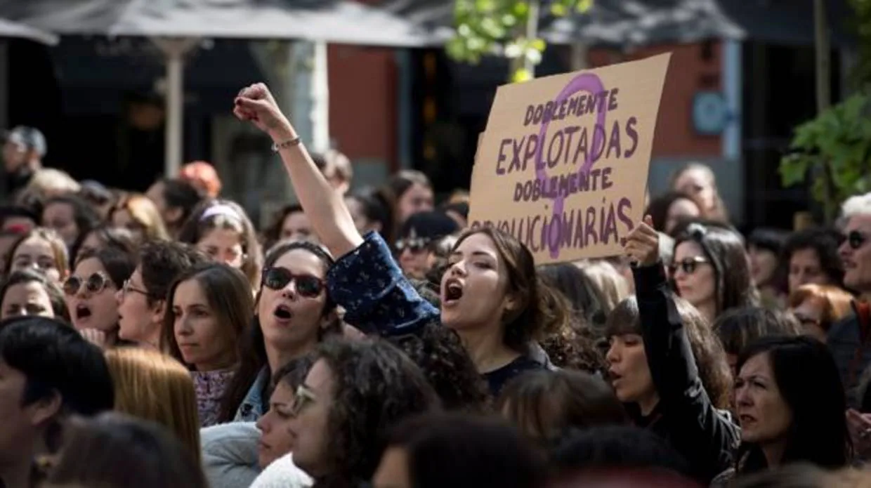 Feministas llevan a los actos del Dos de Mayo su protesta por La Manada