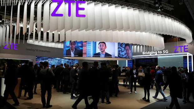 El fabricante chino ZTE deja de vender móviles por el boicot de Trump