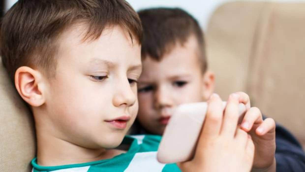 Unos niños juegan con un «smartphone»