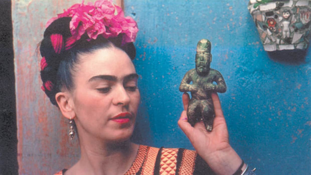 Frida con una figura Olmeca retratada por Nickolas Muary en 1939