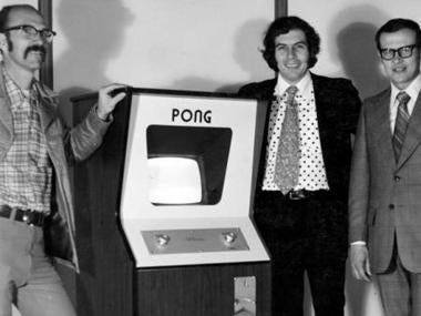 Ted Dabny, a la izquierda, en una imagen histórica posando con el Pong