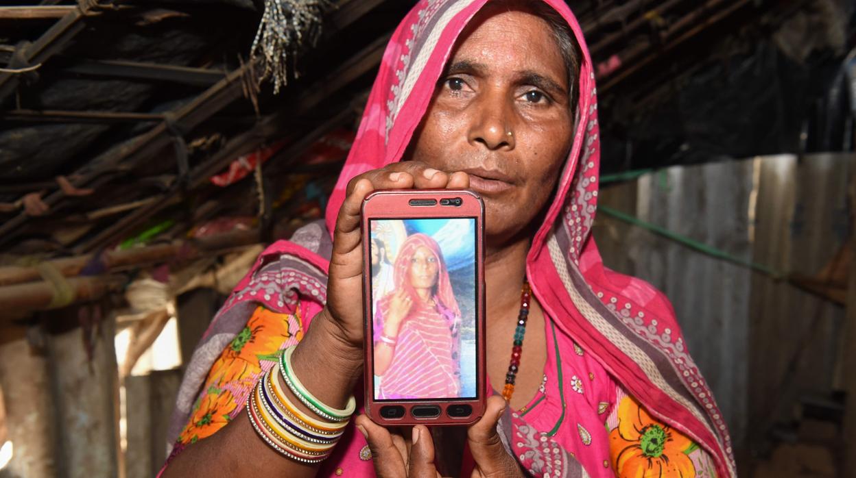 Mohinidevi Nath muestra una foto de su prima Shantadevi Nath, quien fue asesinada por una multitud que creía que estaba secuestrando niños