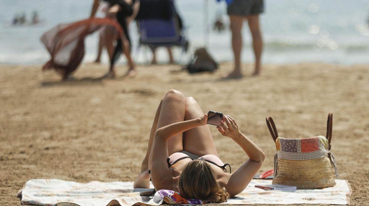 Una joven disfruta de una jornada de playa