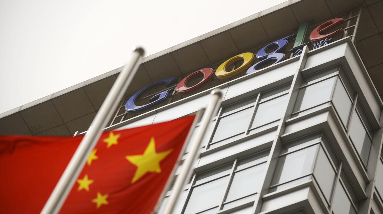 La bandera de China en el edificio que Google poseía e China en 2010, antes de su veto