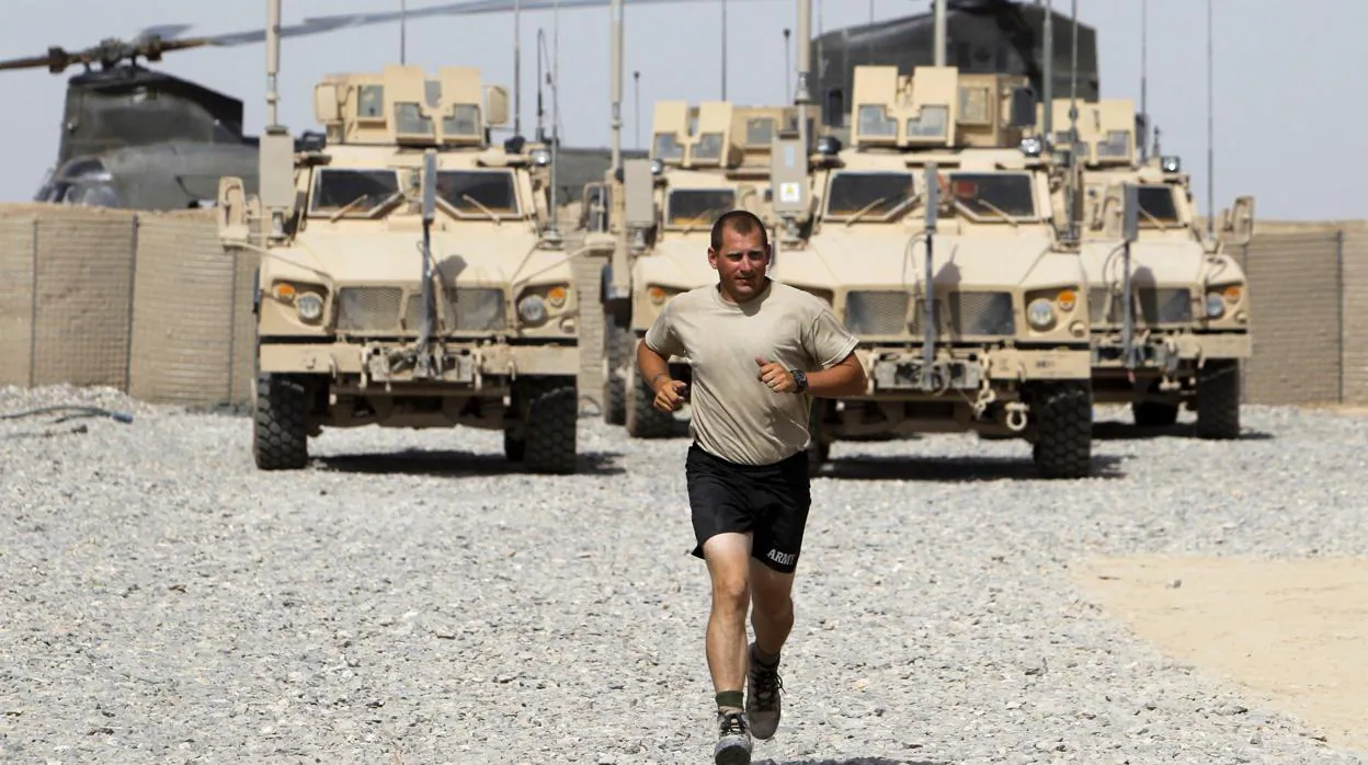 Un soldado estadounidense hace ejercicio en una base de Afganistán