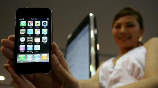 Una modelo muestra el iPhone 3G durante su debut en una ceremonia en Hong Kong, China