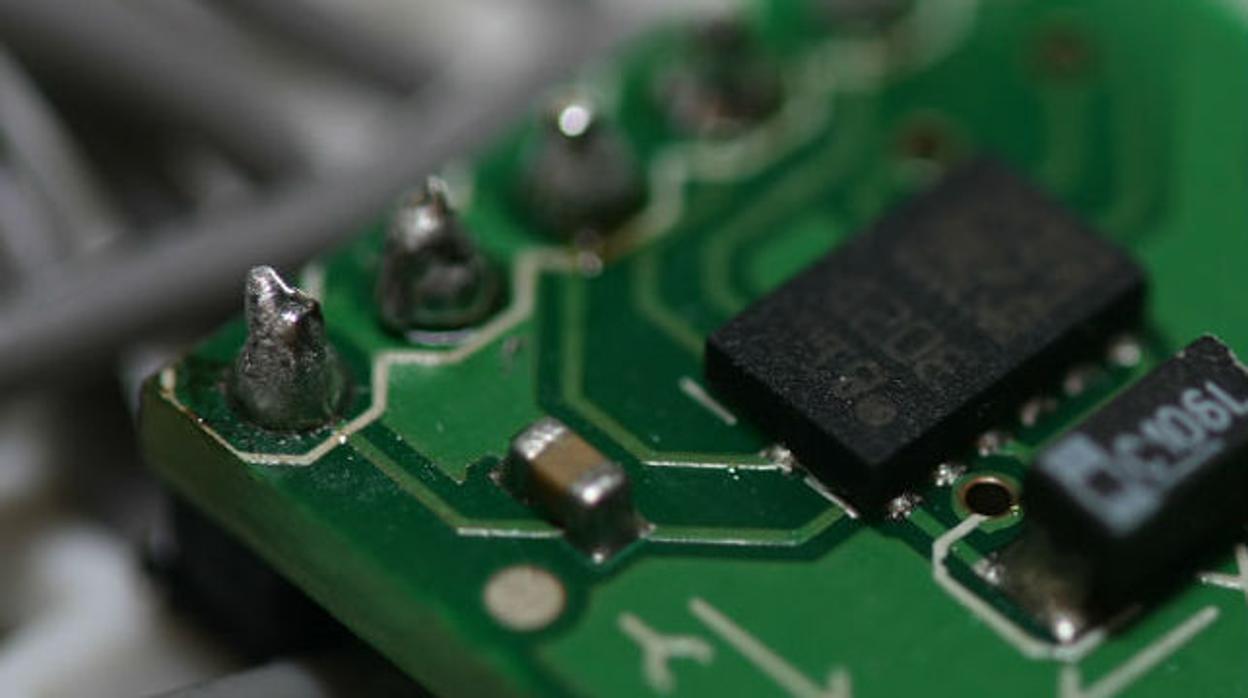 China utilizó un diminuto chip en los dispositivos móviles para «infiltrarse» en las empresas tecnológicas