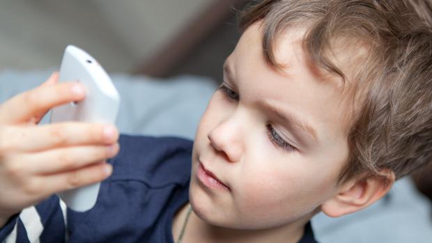 El uso de pantallas apenas afecta a las horas de sueño de los niños, según un estudio
