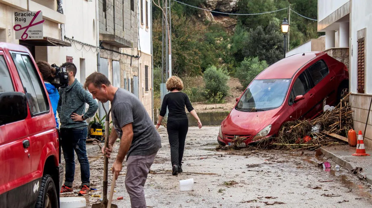 Vecinos y voluntarios limpiando las calles de la localidad mallorquina de Sant Llorenç, la zona más perjudicada debido a los desbordamientos y riadas del pasado mes de octubre