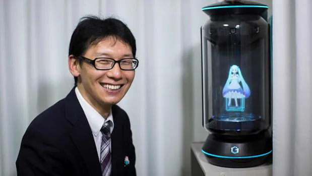 Un japonés se casa con el holograma de Hatsune Miku, la famosa cantante virtual