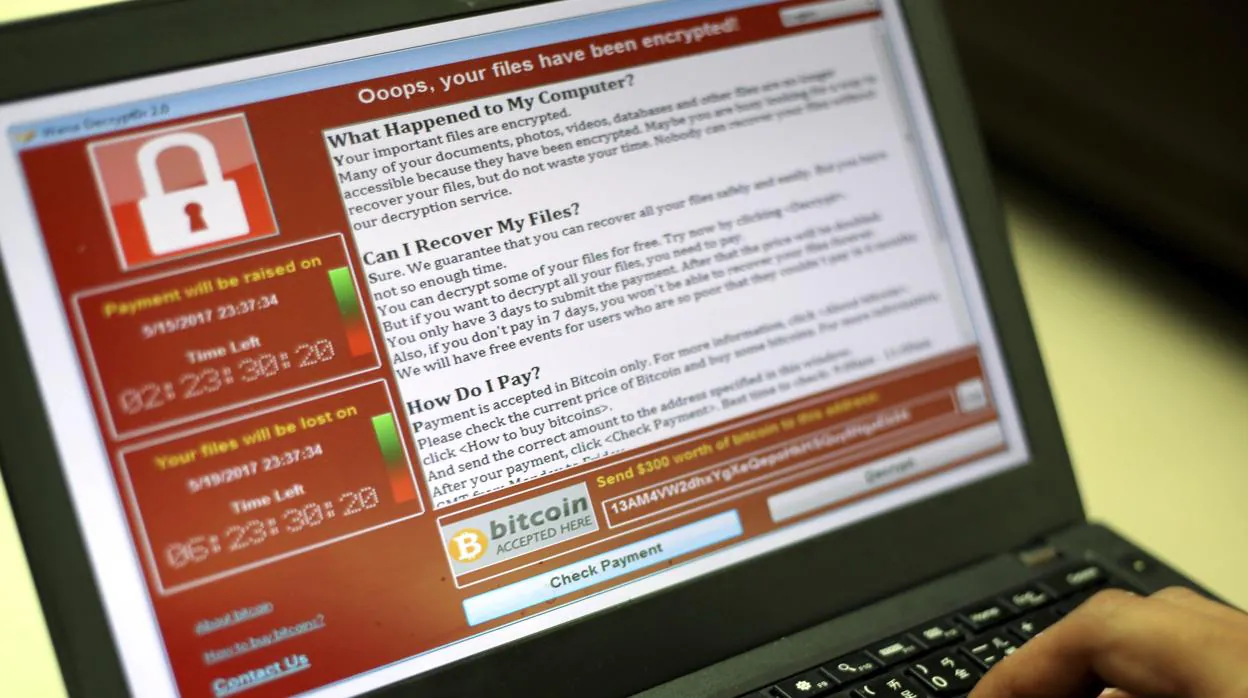 Captura de pantalla en la que se pide un rescate en bitcoins por los documentos encriptados por Wannacry