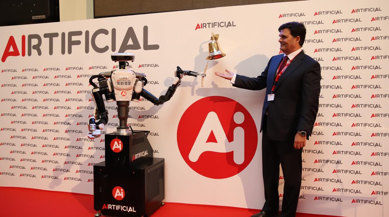 E presidente de Artificial, Rafael Contreras, con el robot Aibell