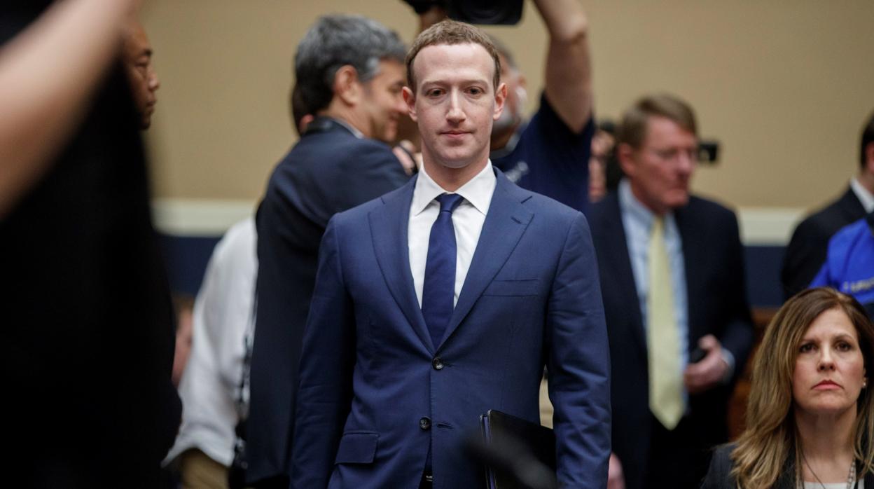 Mark Zuckerberg, fundador de Facebook, durante su comparecencia ante el Comité del Congreso de Energía y Comercio sobre «Transparencia y el uso de información del usuario», en el Capitolio de Washington