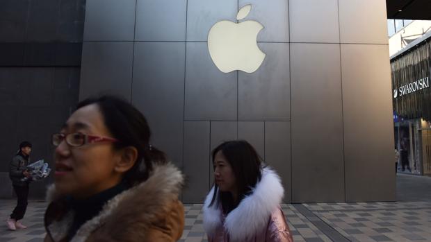 China recrudece la guerra comercial de los móviles al prohibir los iPhones