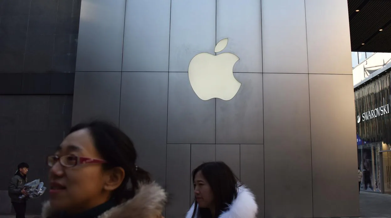 Ciudadanos chinos pasean por una tienda de Apple