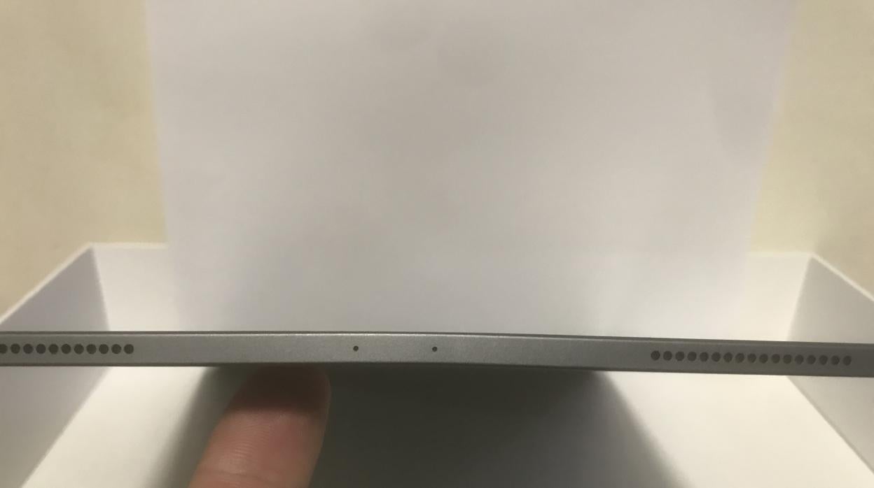 Un usuario demuestra la curvatura de su iPad Pro