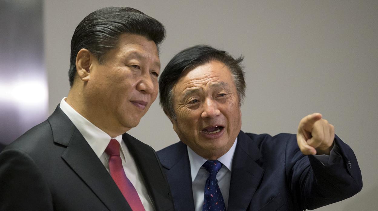 Imagen de archivo del presidente de China, Xi Jinping (izquierda) con el fundador de Huawei, Ren Zhengfei (derecha)