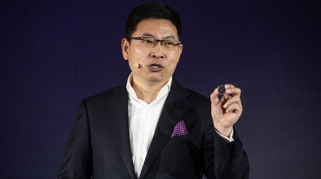 Richard Yu muestra el pequeño e innovador chip que soportará redes 5G simplificadas