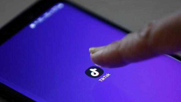 TikTok, multada con 5.7 millones de dólares por recopilar datos de niños