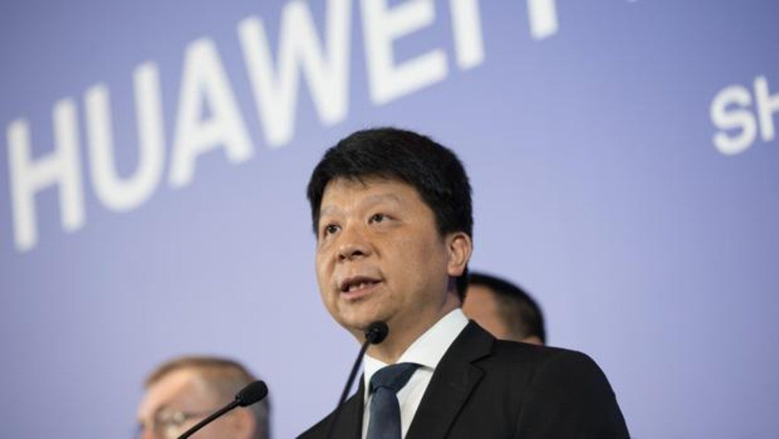 El presidente rotativo de Huawei, Guo Ping (d), habla durante una conferencia de prensa este jueves