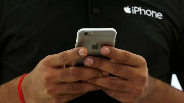 La técnica de dos estudiantes para estafar a Apple: hacían pasar por originales varios iPhone falsos