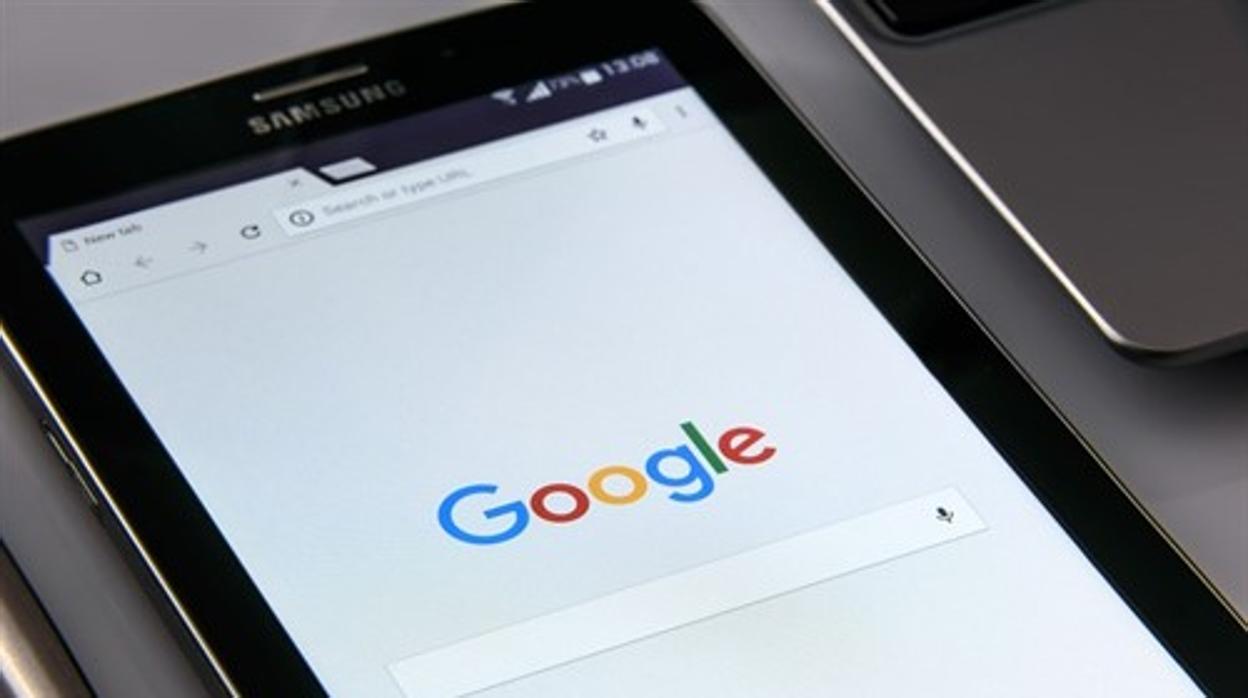 Una tablet con Google abierto
