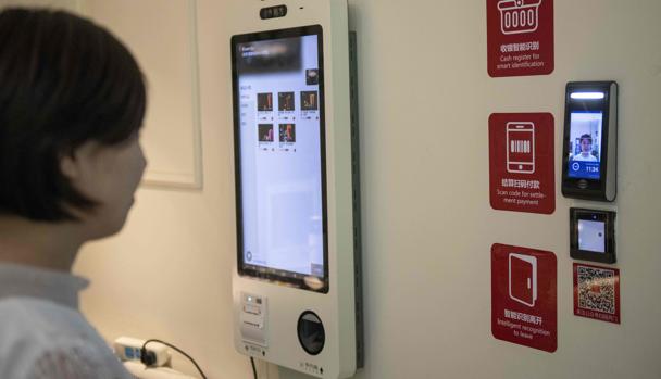 Pagar por la cara: China adopta en masa el reconocimiento facial pese a las dudas de su privacidad
