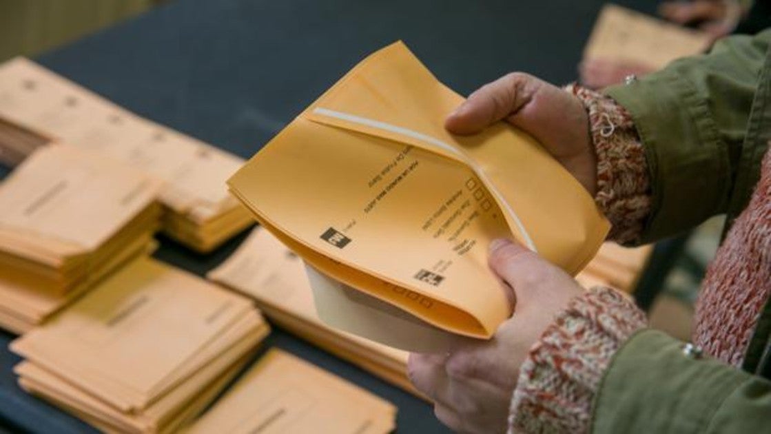 Una mujer prepara su voto en las elecciones