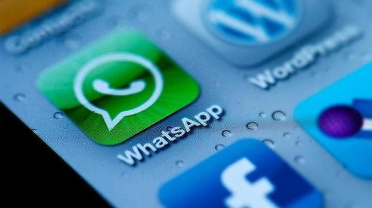 WhatsApp alerta de un fallo grave que expone tus datos personales mediante vídeos falsos